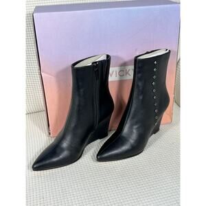 Lisa Vicky Sassy-V Black Zippered Pull on Leather Boots, Size 6.5, NWB